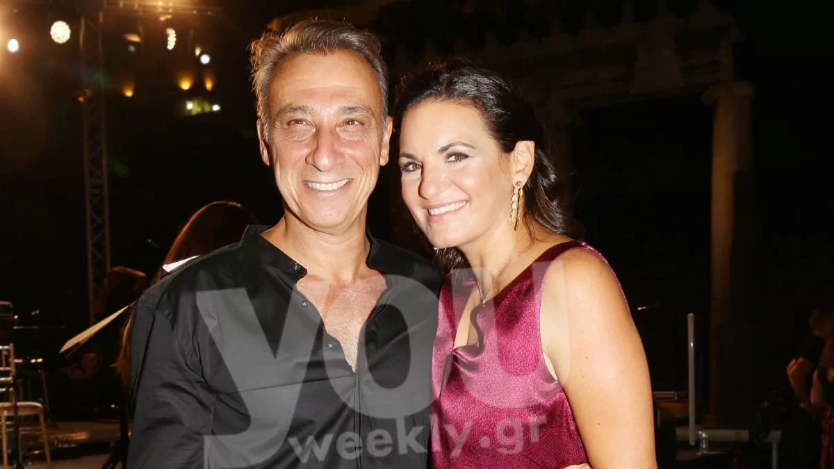 Την αγκάλιαζε τρυφερά και της ψιθύριζε στο αυτί - Αδημοσίευτη φωτογραφία από το γάμο της Κεφαλογιάννη & του Μάτσα στις Σπέτσες