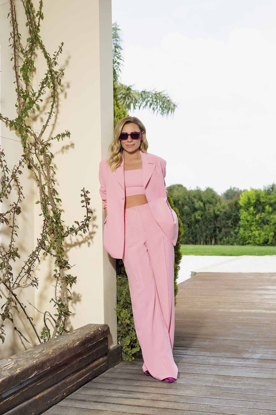 10 χρόνια YOU και η Κατερίνα Καραβάτου φωτογραφίζεται με συγκλονιστικές δημιουργίες Ελλήνων σχεδιαστών