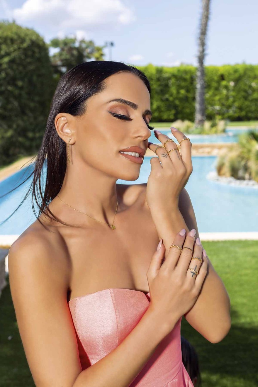 Η Μαρία Αντωνά φοράει ρούχα και αξεσουάρ Ελλήνων fashion designers