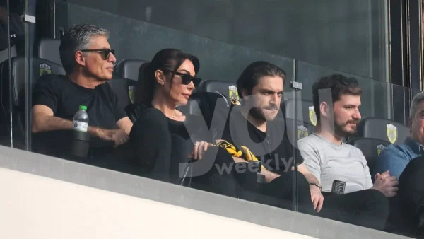 Ντυμένοι στα μαύρα με γυαλιά ηλίου στο πρόσωπο - Πανηγύριζαν στο γήπεδο της ΑΕΚ Στεφανίδου & Ευαγγελάτος με τους δύο γιους τους