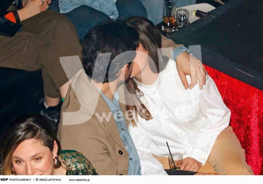 Ορφέας Αυγουστίδης: Άκρως διαχυτικός με την σύζυγό του σε βραδινή έξοδο - Αποκλειστικές φωτογραφίες