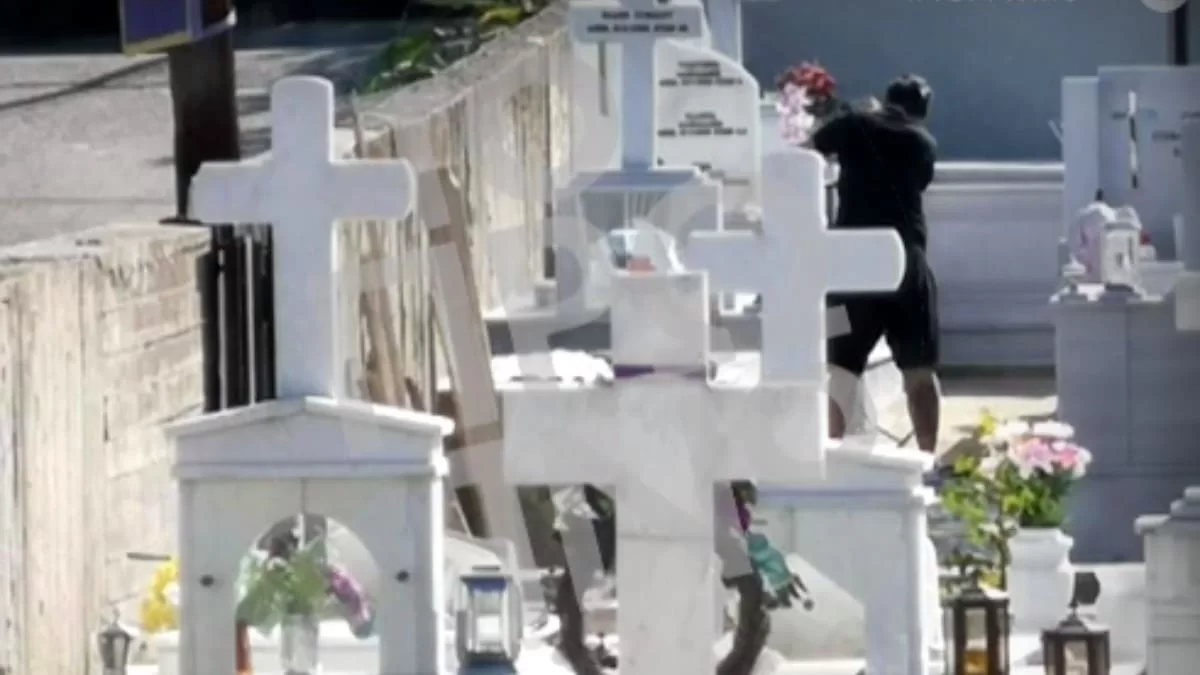 Τραγωδία Πάτρα: Επισκέφτηκε το μνήμα της Τζωρτζίνας ο πατέρας - Καρέ καρέ η στιγμή που πλένει τον τάφο του παιδιού του