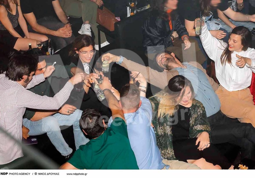 Ορφέας Αυγουστίδης: Άκρως διαχυτικός με την σύζυγό του σε βραδινή έξοδο - Αποκλειστικές φωτογραφίες