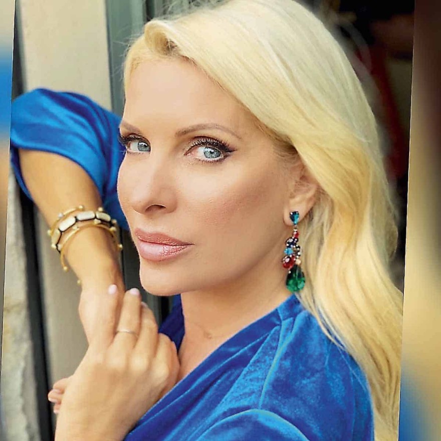 Πριν φτιάξει τα δόντια της, με καστανά άφρο μαλλιά: Σπάνιες φωτογραφίες της Ελένης Μενεγάκη στο φως της δημοσιότητας