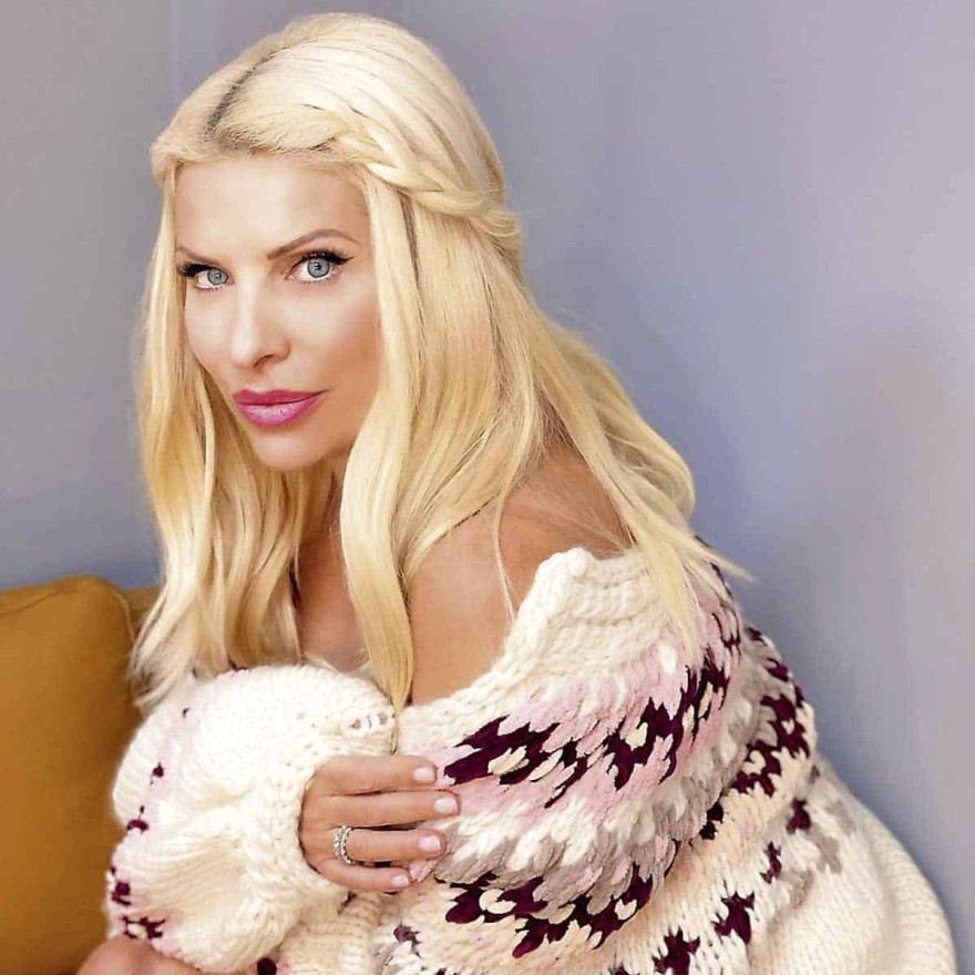 Πριν φτιάξει τα δόντια της, με καστανά άφρο μαλλιά: Σπάνιες φωτογραφίες της Ελένης Μενεγάκη στο φως της δημοσιότητας