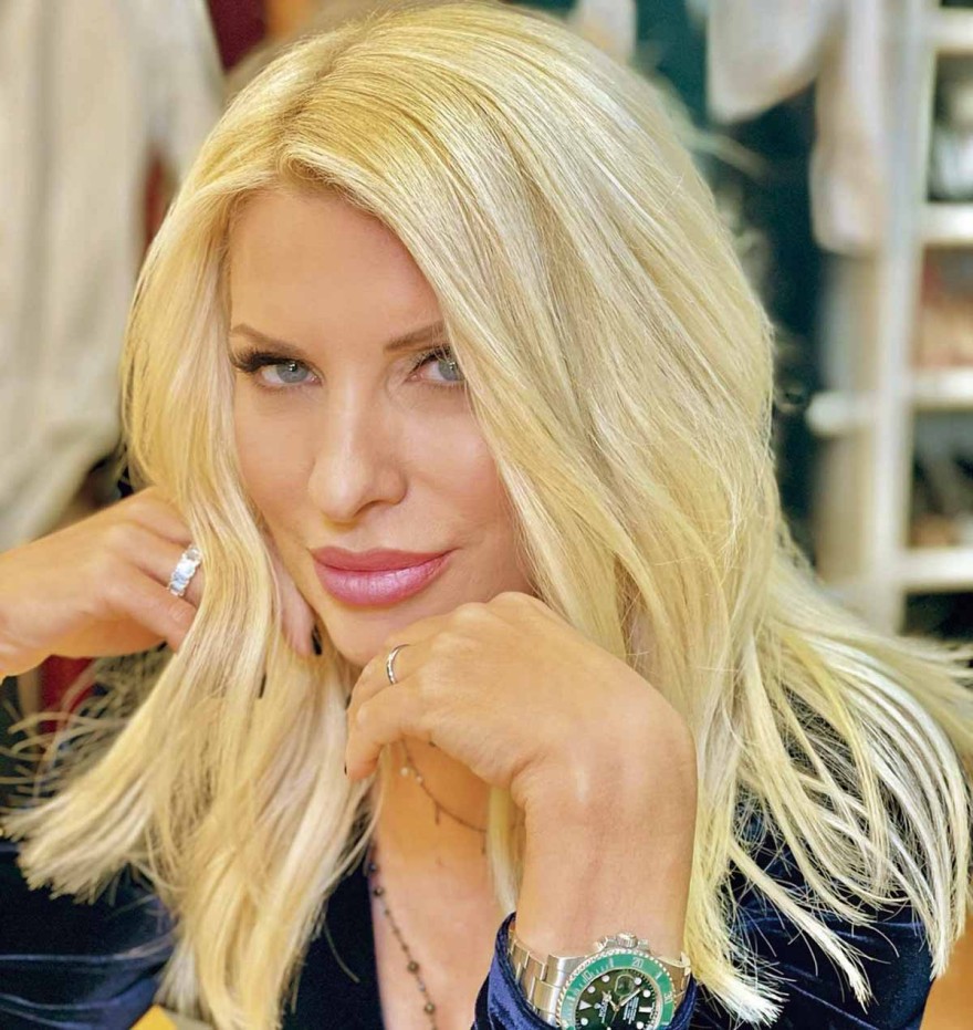 Πριν φτιάξει τα δόντια της, με καστανά άφρο μαλλιά: Σπάνιες φωτογραφίες της Ελένης Μενεγάκη στο φως της δημοσιότητας