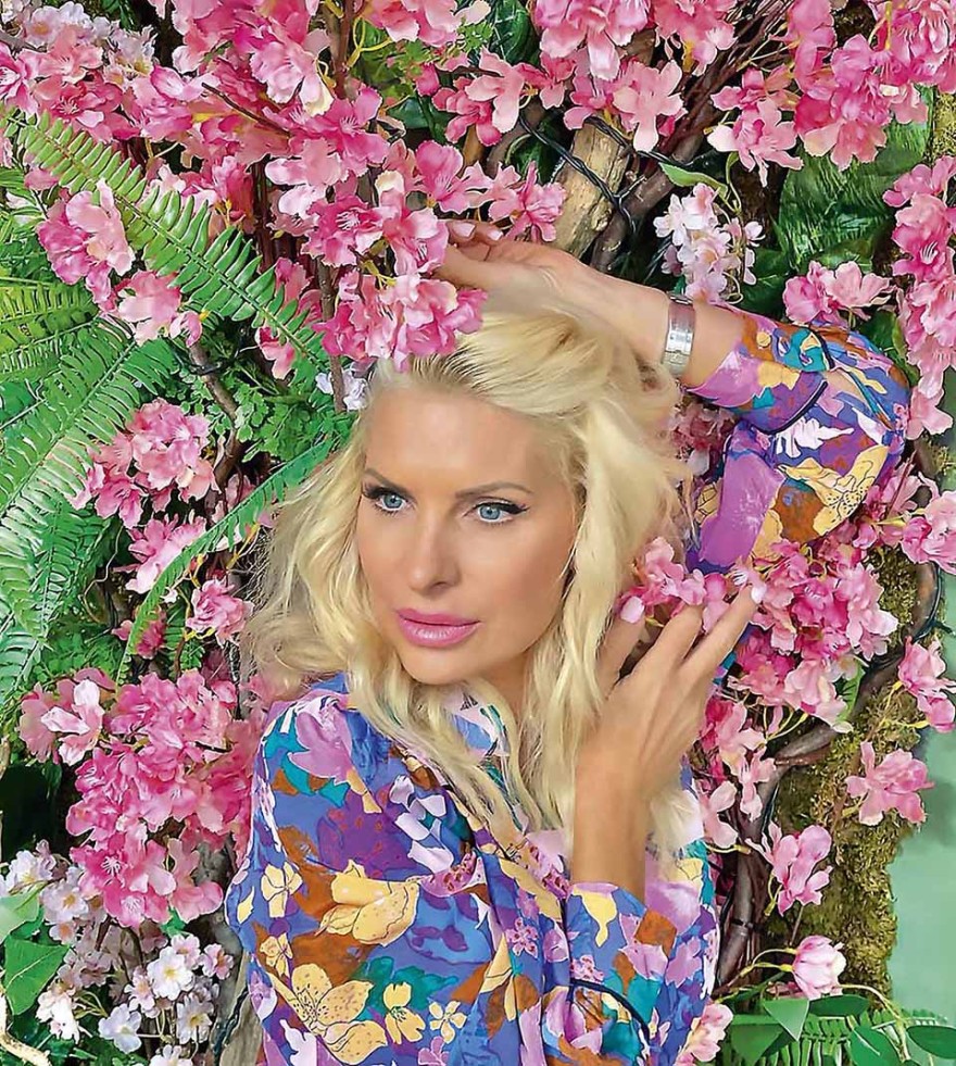 Πριν φτιάξει τα δόντια της, με καστανά άφρο μαλλιά: Σπάνιες φωτογραφίες της Ελένης Μενεγάκη στο φως της δημοσιότητας