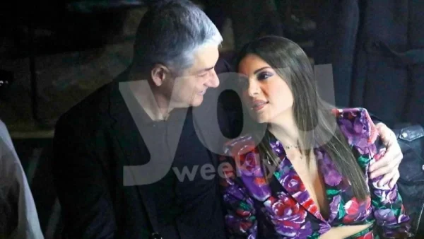 Με μακριά μωβ τουαλέτα και χαμηλό κότσο στα μαλλιά - Η εντυπωσιακή εμφάνιση της Σταματίνας Τσιμτσιλή δίπλα στον Θέμη Σοφό