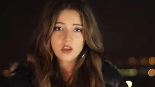 Τραγωδία Τέμπη: «Αυτά τα τραγούδια, τα τραγούδησε πάνω στο μνήμα όταν την κηδέψαμε» - Συγκλονίζει η γιαγιά της Φραντζέσκας