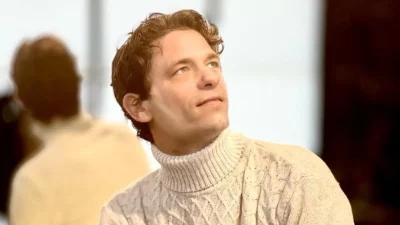 Με μακριά μαλλιά, χλωμός σαν το πανί, με μαύρους κύκλους κάτω από τα μάτια - "Σούσουρο" με την νέα εικόνα του Αποστόλη Τότσικα