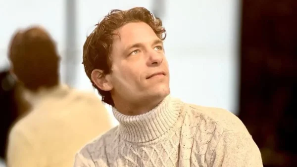 Με μακριά μαλλιά, χλωμός σαν το πανί, με μαύρους κύκλους κάτω από τα μάτια - "Σούσουρο" με την νέα εικόνα του Αποστόλη Τότσικα