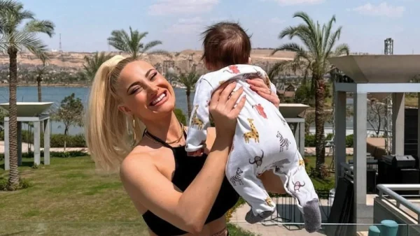 Ο νουνίτο κάνει μπανάκι και η Τούνη "λιώνει" - Χαμός στο Instagram με το βίντεο του μπέμπη