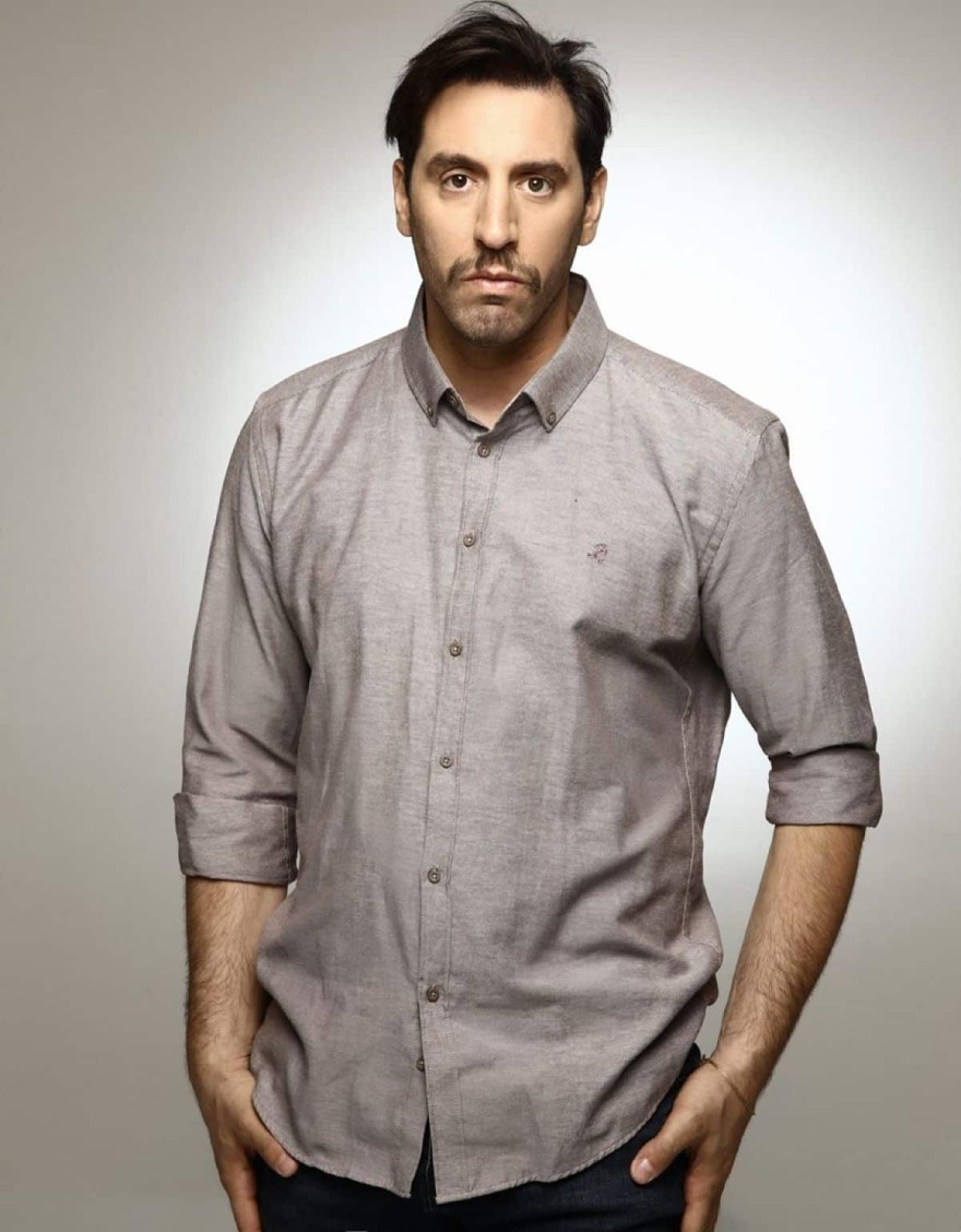 Σασμός Ο Βαγγέλης βάφει τα χέρια του με αίμα