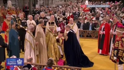 Ο πρίγκιπας Ουίλιαμ γονάτισε και δήλωσε πίστη στο βασιλιά Κάρολο Γ'