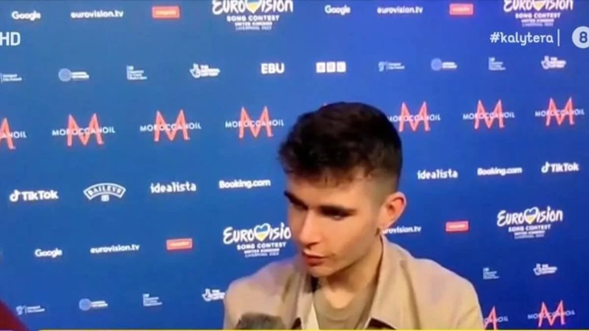 Eurovision 2023: Χαλαρός και πολύ άνετος - Εντυπωσίασε ο Victor Vernicos στο τιρκουάζ χαλί του Λίβερπουλ