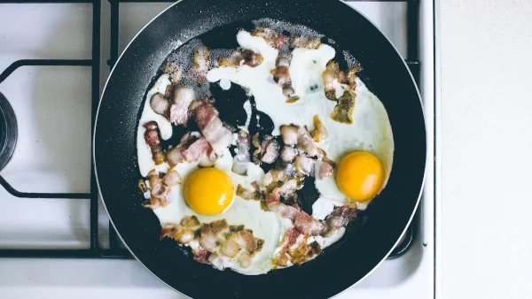 Με χοντρό αλάτι και...: 3 τρόποι για να καθαρίσεις τα καμένα τηγάνια της κουζίνας σου