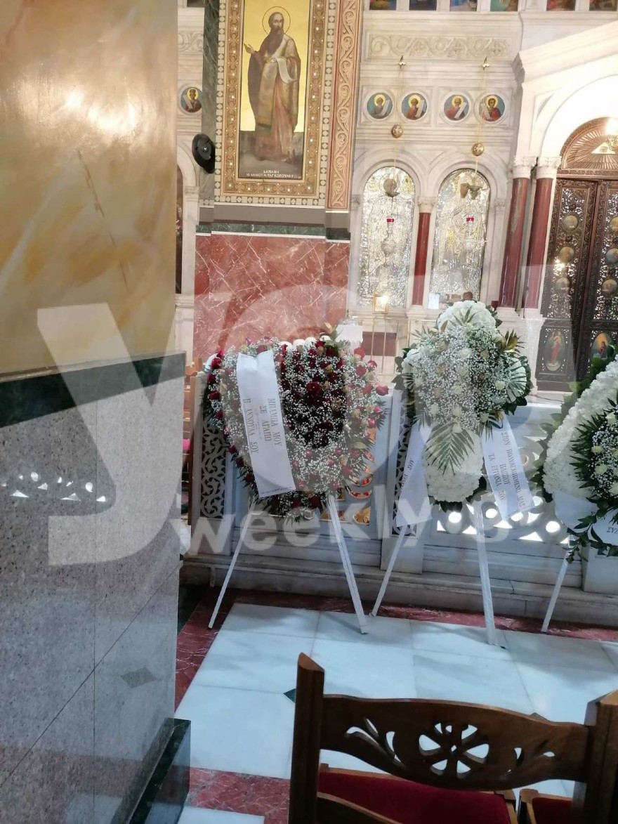 Κηδεία Γιάννη Φλωρινιώτη: Οι πρώτες φωτογραφίες - Τι γράφει επάνω το στεφάνι της κόρης του, Αννούλας