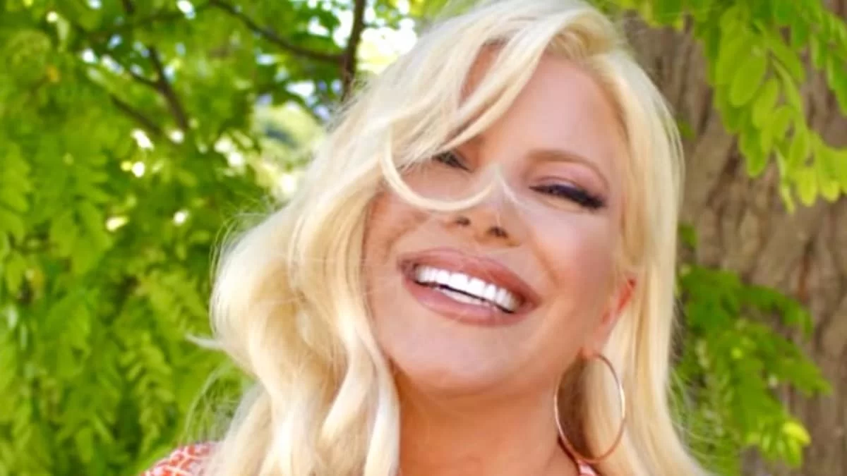 Με πλούσια καστανά μαλλιά και ίδιο χαμόγελο - Συγκλονιστικά ίδια η Αντελίνα Βαρθακούρη με την κόρη της Λιόνα