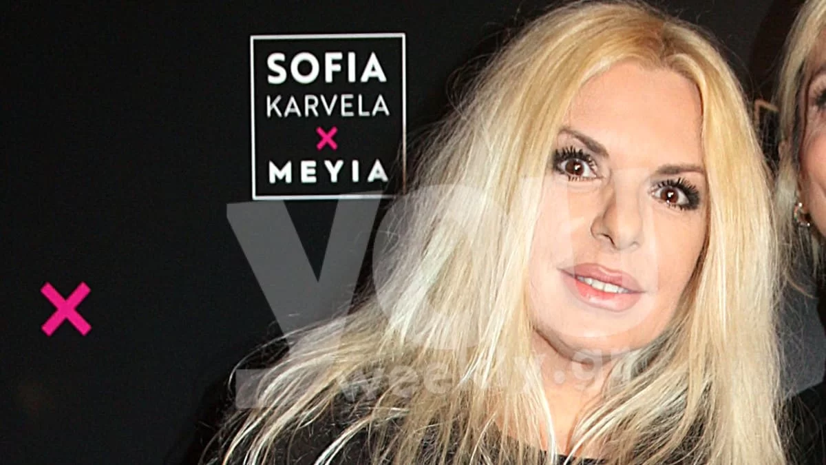 Αννίτα Πάνια: Με μαύρο μπικίνι στην πισίνα του σπιτιού της εν μέσω βροχής - Κολυμπούσε κρατώντας ομπρέλα