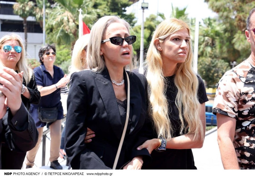 Κηδεία Γιάννη Φλωρινιώτη: Με στρας ο στολισμός της εκκλησίας - Τι γράφει επάνω το στεφάνι της κόρης του, Αννούλας (Αποκλειστικό!)