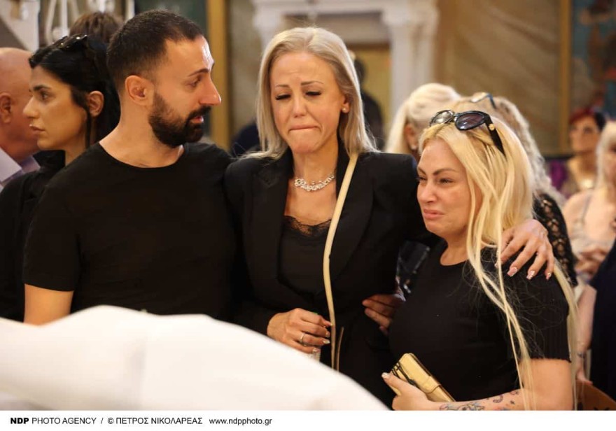 Κηδεία Γιάννη Φλωρινιώτη: Με στρας ο στολισμός της εκκλησίας - Τι γράφει επάνω το στεφάνι της κόρης του, Αννούλας (Αποκλειστικό!)