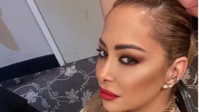 Mε ροζ αποκαλυπτικό ολόσωμο μαγιό που είχε όλη την πλάτη έξω - Η νέα καυτή εμφάνιση της Μελίνας Ασλανίδου