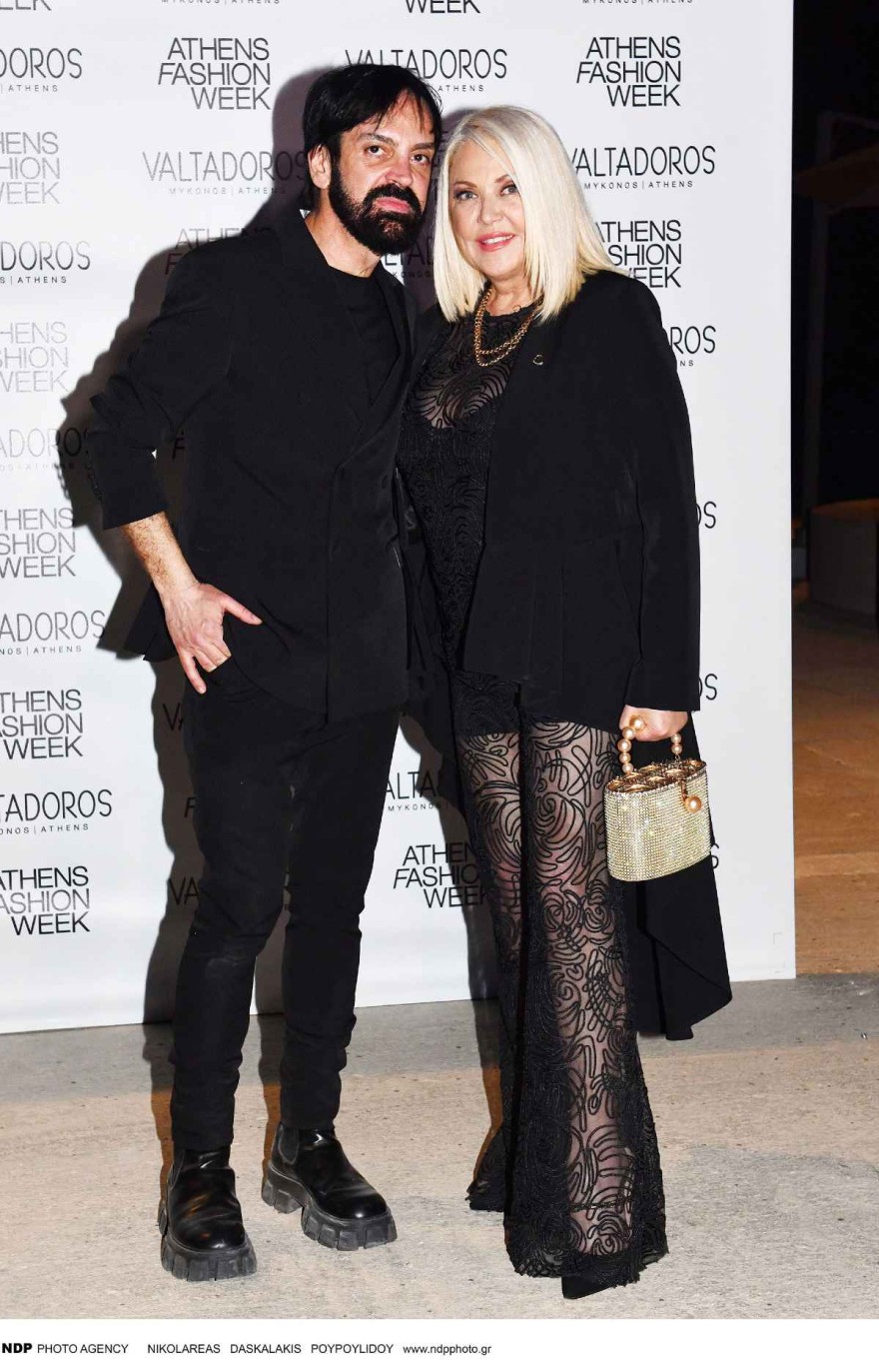 AXWD: Με μαύρο ημιδιάφανο κοστούμι - Η λαμπερή εμφάνιση της Ρούλας Κορομηλά στο Athens Fashion Week