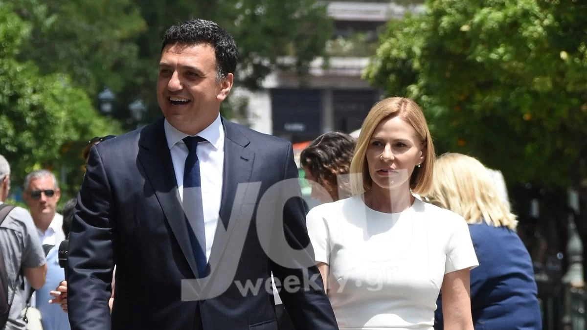 Στο πλευρό του Βασίλη Κικίλια η Τζένη Μπαλατσινού - Με λευκό μίντι φόρεμα στην τελετή ορκωμοσία το