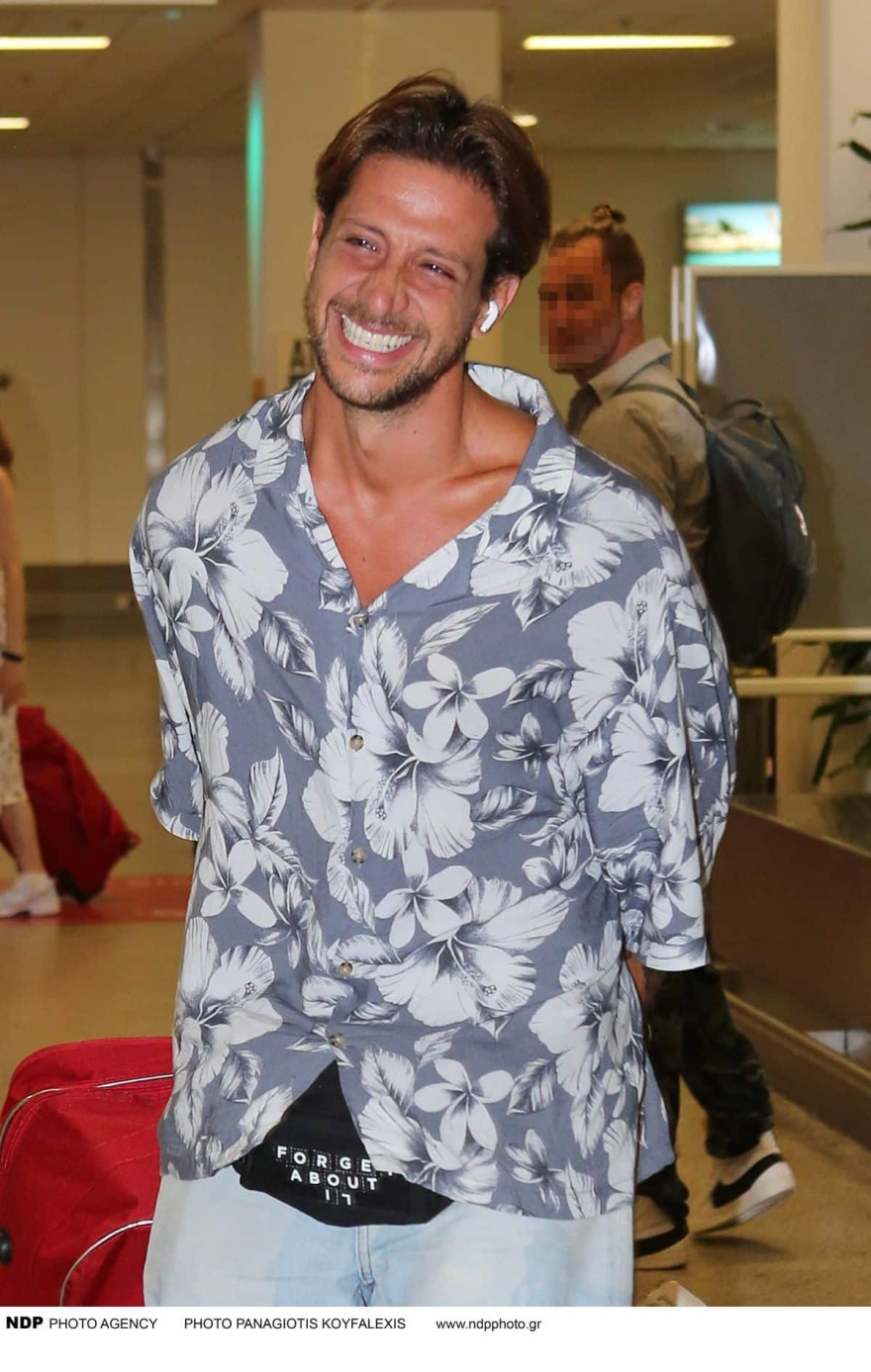 Survivor All Star: Επέστρεψε στην Ελλάδα ο Ηλίας Μπόγδανος - Η τρυφερή αγκαλιά με την Αλεξάνδρα Εξαρχοπούλου (Φώτο)