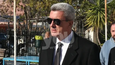 Με μαύρο κοστούμι και γραβάτα - Επέστρεψε στον αέρα του ΑΝΤ1 ο Νίκος Χατζηνικολάου μετά τον θάνατο του πατέρα του