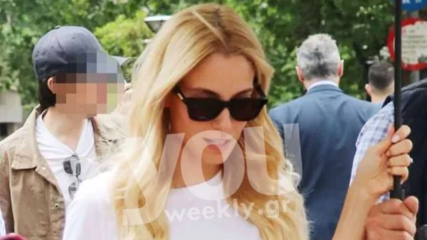 Με γαλάζιο φόρεμα και εντυπωσιακά πέδιλα η Γερμανίδα μητέρα της Δούκισσας Νομικού, Ούρσουλα