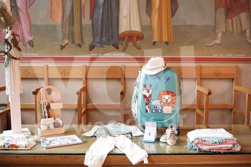 Οι πρώτες φωτογραφίες από την βάπτιση του εγγονού του Γονίδη - Τα δάκρια του Σταμάτη πάνω από την κολυμπήθρα