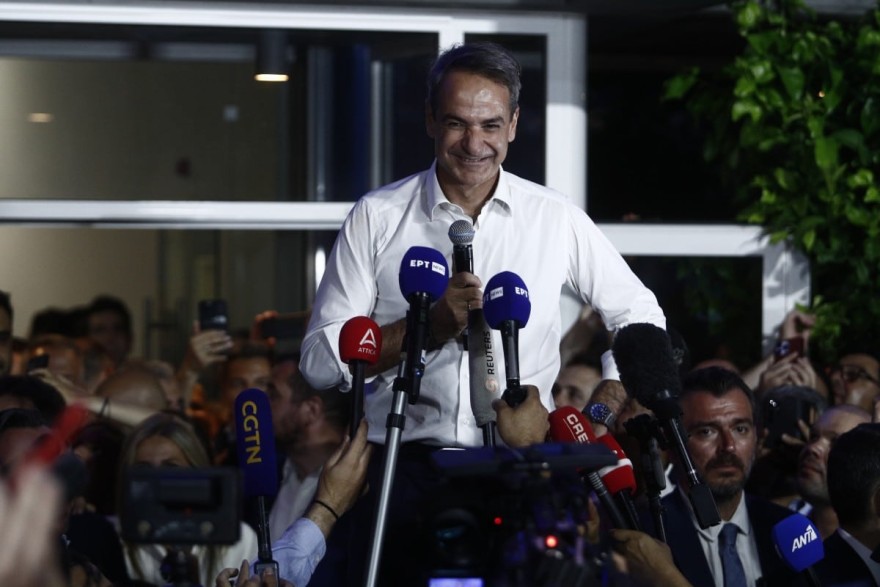 Εκλογές 2023: Έκλαιγαν κατά την ανακοίνωση της νίκης Μητσοτάκη τα παιδιά και η σύζυγός του - Η θερμή οικογενειακή τους αγκαλιά