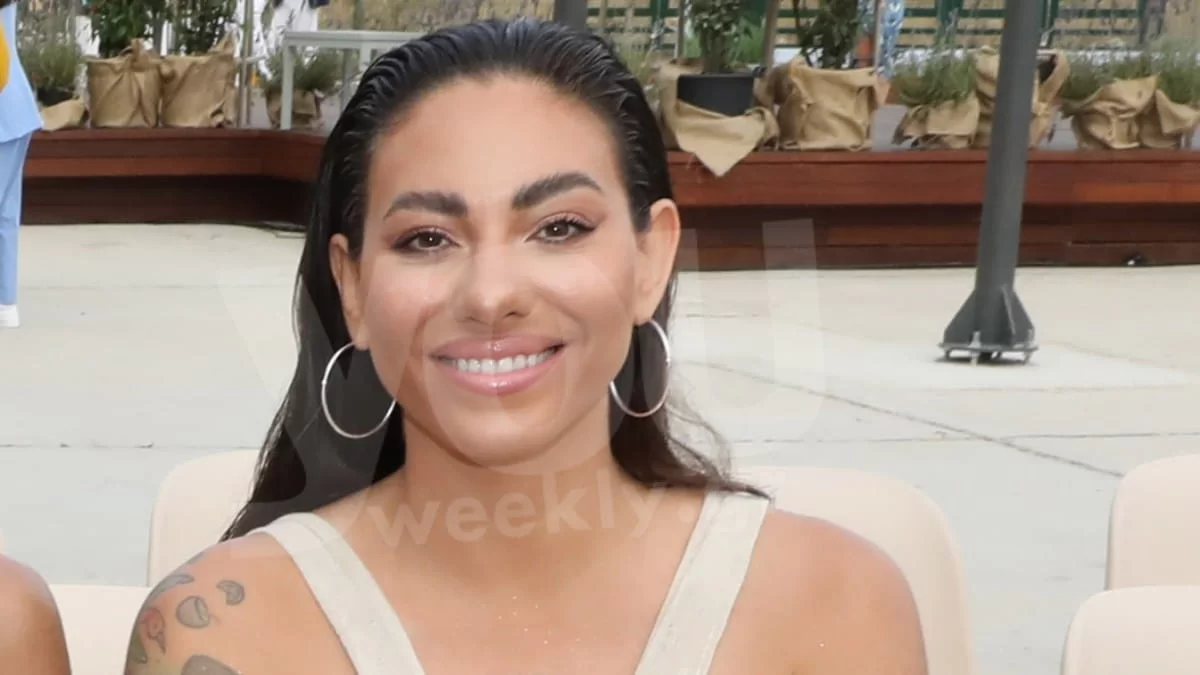 Φόρεσε μάξι φόρεμα με αποκαλυπτικά κοψίματα - Η εντυπωσιακή εμφάνιση της Ευρυδίκης Βαλαβάνη στη "32η AXDW"