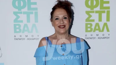 Με γαλάζιο mini φόρεμα η Eλένη Ράντου και πολύ εκκεντρικά παπούτσια - Έκλεψε την παράσταση στη νέα της εμφάνιση