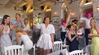 Φορούσαν περούκες, έσπασαν πιάτα και πετούσαν χαρτοπετσέτες - Τα "έσπασαν" Καλομοίρα, Χρουσαλά και Πατίτσας στα γενέθλια της Βιτινάρος