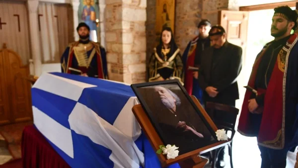 Κηδεία Γιάννη Μαρκόπουλου: Οι πρώτες εικόνες από το λαϊκό προσκύνημα