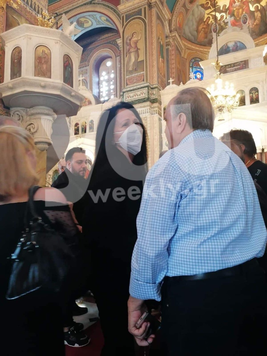 Κηδεία Γιάννη Φλωρινιώτη: Με στρας ο στολισμός της εκκλησίας - Τι γράφει επάνω το στεφάνι της κόρης του, Αννούλας (Αποκλειστικό!)