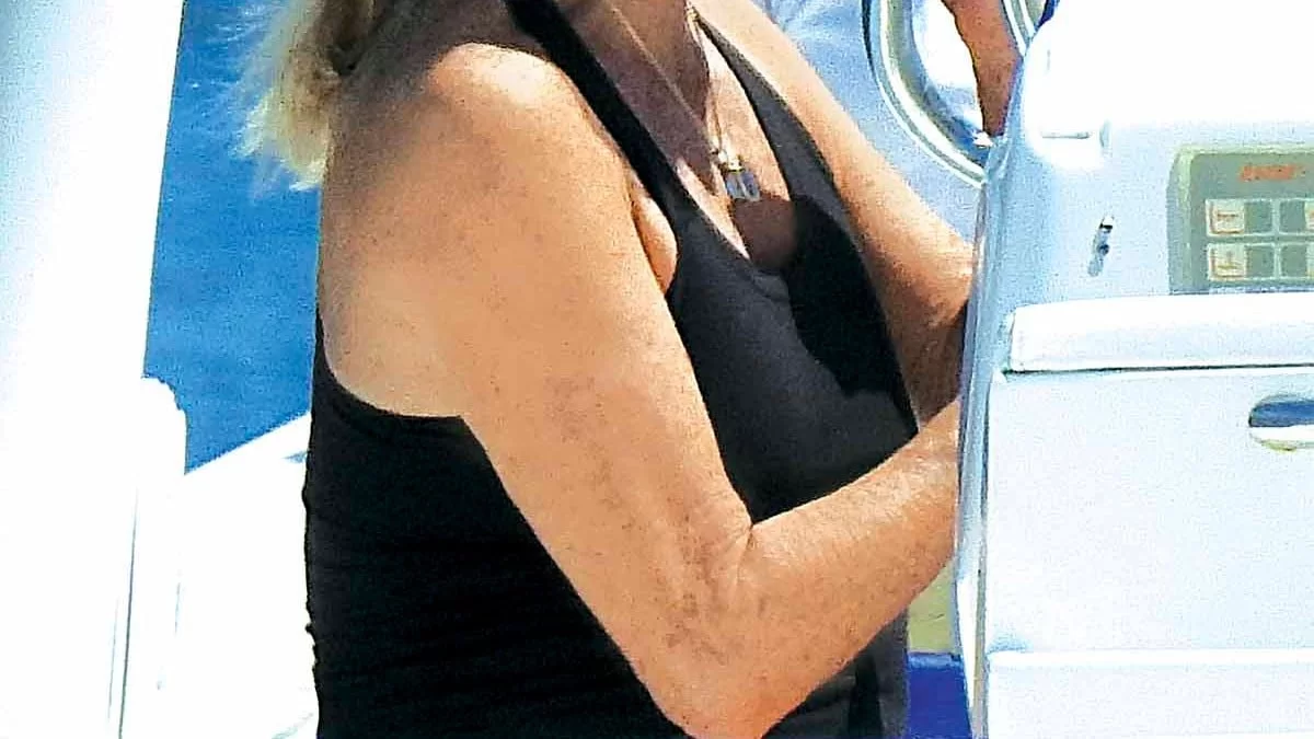 Αποκλειστικές φωτογραφίες: Πασίγνωστη 77χρονη ηθοποιός σε τρυφερά τετ α τετ με τον σύντροφό της στην Σκιάθο