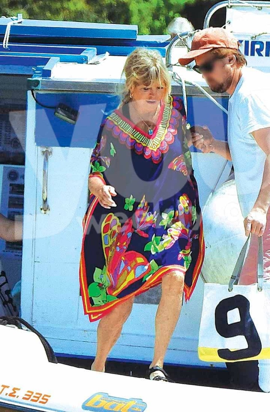 Αποκλειστικές φωτογραφίες: Πασίγνωστη 77χρονη ηθοποιός σε τρυφερά τετ α τετ με τον σύντροφό της στην Σκιάθο