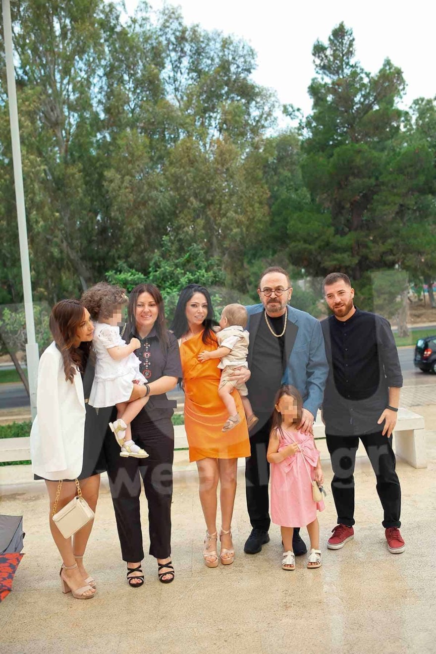 Οι πρώτες φωτογραφίες από την βάπτιση του εγγονού του Γονίδη - Τα δάκρια του Σταμάτη πάνω από την κολυμπήθρα