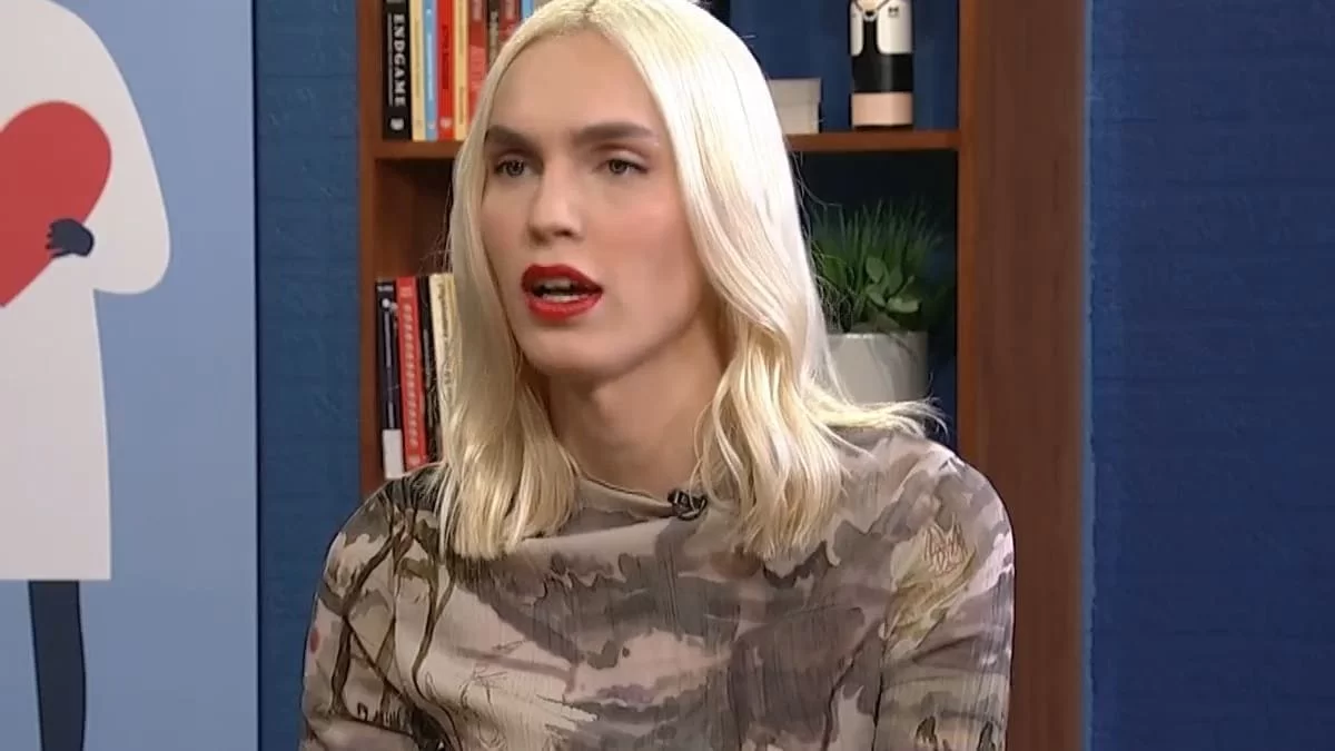 Με μαγιό αγκαλιά στην παραλία - Το τρανς μοντέλο του GNTM, Καίτη Γκραμμά, φωτογραφίζεται πρώτη φορά με το αγόρι της