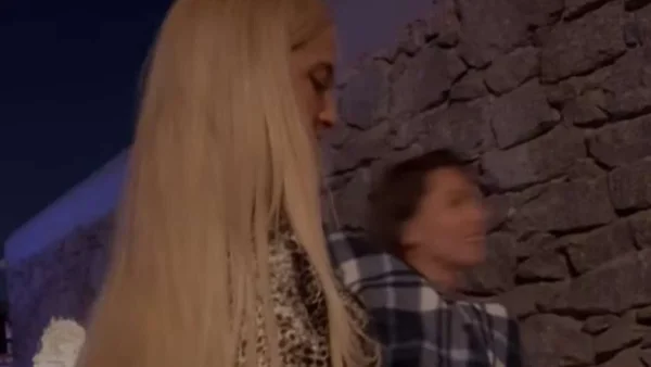 Χόρευε σε μπαρ με το νουνίτο αγκαλιά - Τα νυχτοπερπατήματα της Ιωάννας Τούνη με λεοπάρ σετάκι στη Μύκονο