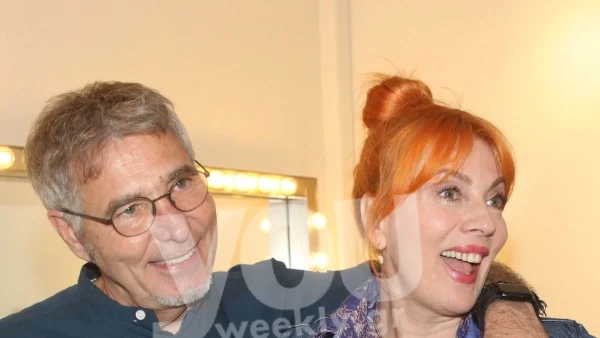 Στο καμαρίνι στην πρεμιέρα του Αθερίδη - Η Καρύδη με τζιν, αθλητικά παπούτσια & φλοράλ πουκάμισο στο πλευρό του καλού της