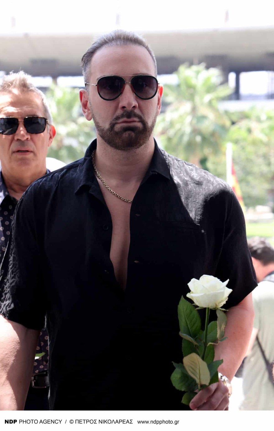 Κηδεία Γιάννη Φλωρινιώτη: Με στρας ο στολισμός της εκκλησίας - Τι γράφει επάνω το στεφάνι της κόρης του, Αννούλας (Αποκλειστικό!)