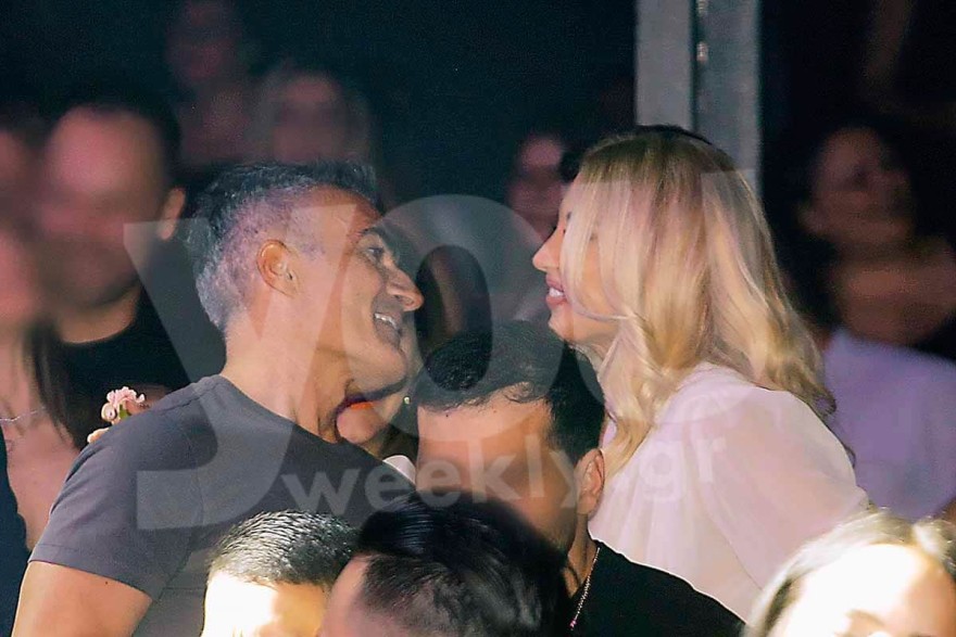 Στα μπουζούκια μαζί: Οι σχέσεις της Κωνσταντίνας Σπυροπούλου με τους γονείς του Βασίλη σε μία φωτογραφία 