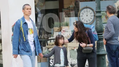 Δεν άφησαν την κόρη τους στιγμή από το χέρι - Η σπάνια έξοδος του Σωτήρη Κοντιζά με την σύζυγο και το παιδί τους στην Αθήνα