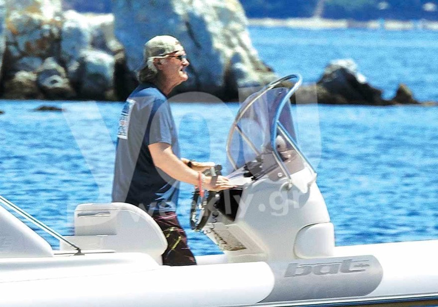 Αποκλειστικές φωτογραφίες: Πασίγνωστη 77χρονη ηθοποιός σε τρυφερά τετ α τετ με τον σύντροφό της στην Σκιάθο