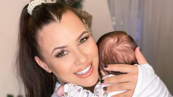 Λάουρα Νάργες: Ο γιος της μεγάλωσε πολύ - Το τρυφερό βίντεο με τις φωνούλες και τα παιχνίδια του 9 μηνών μπέμπη της