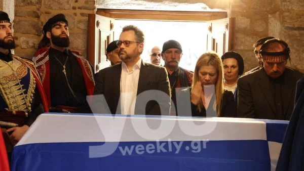 Συγκίνηση στην εξόδιο ακολουθία του Γιάννη Μαρκόπουλου - Τραγική φιγούρα η κόρη του Ελένη
